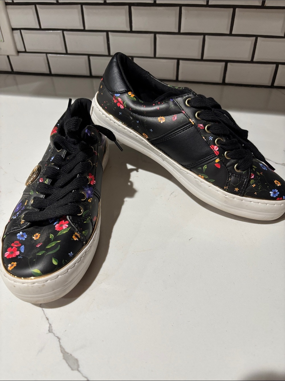 G by Guess Backer Black Floral Low-Top Sneakers, VERY GOOD CONDITION Sz 8